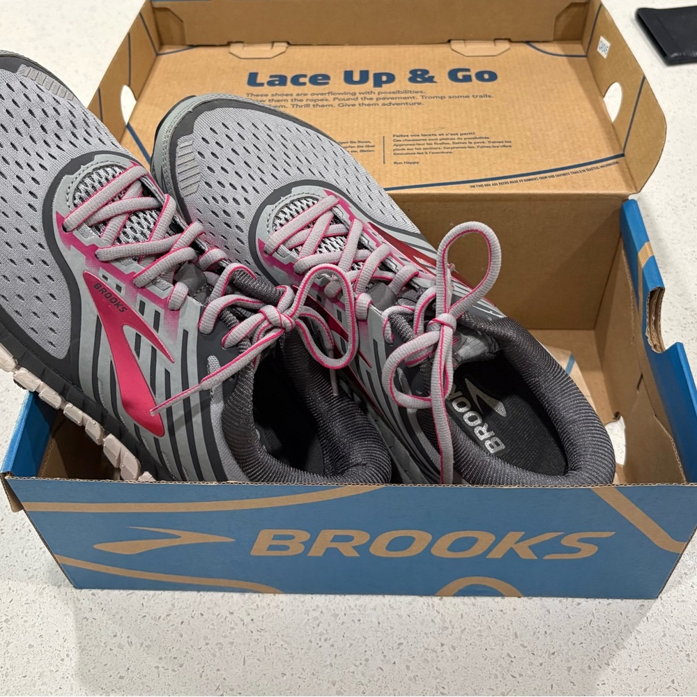 Brooks Women's Athletic Shoes in Gray and Pink size 10B